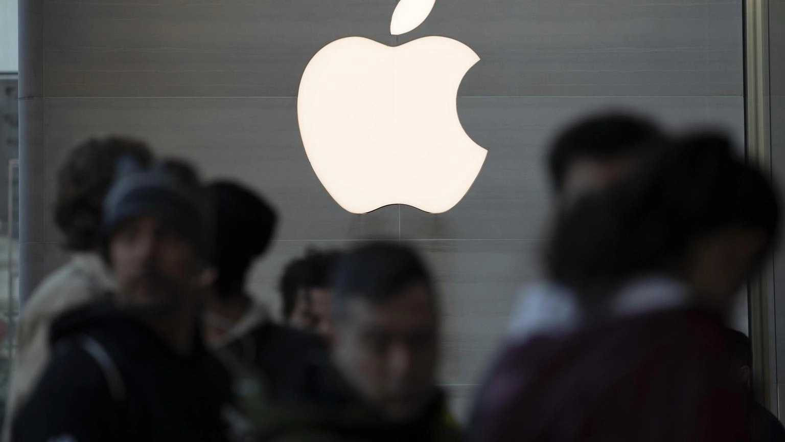 L'Ue annuncia una multa record ad Apple per 1,8 miliardi
