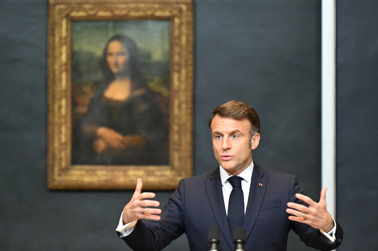 Il presidente francese Macron annuncia lo spostamento della Gioconda in una nuova sala (Ansa)