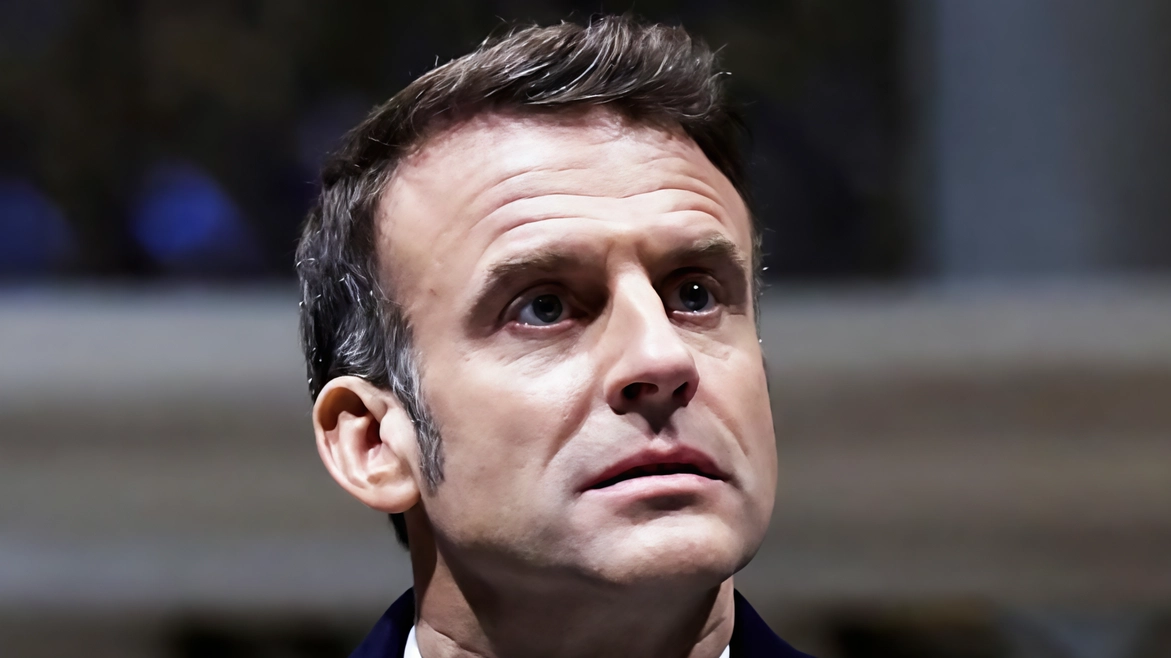 Il presidente francese Emmanuel Macron, 46 anni, tornato dalla Polonia