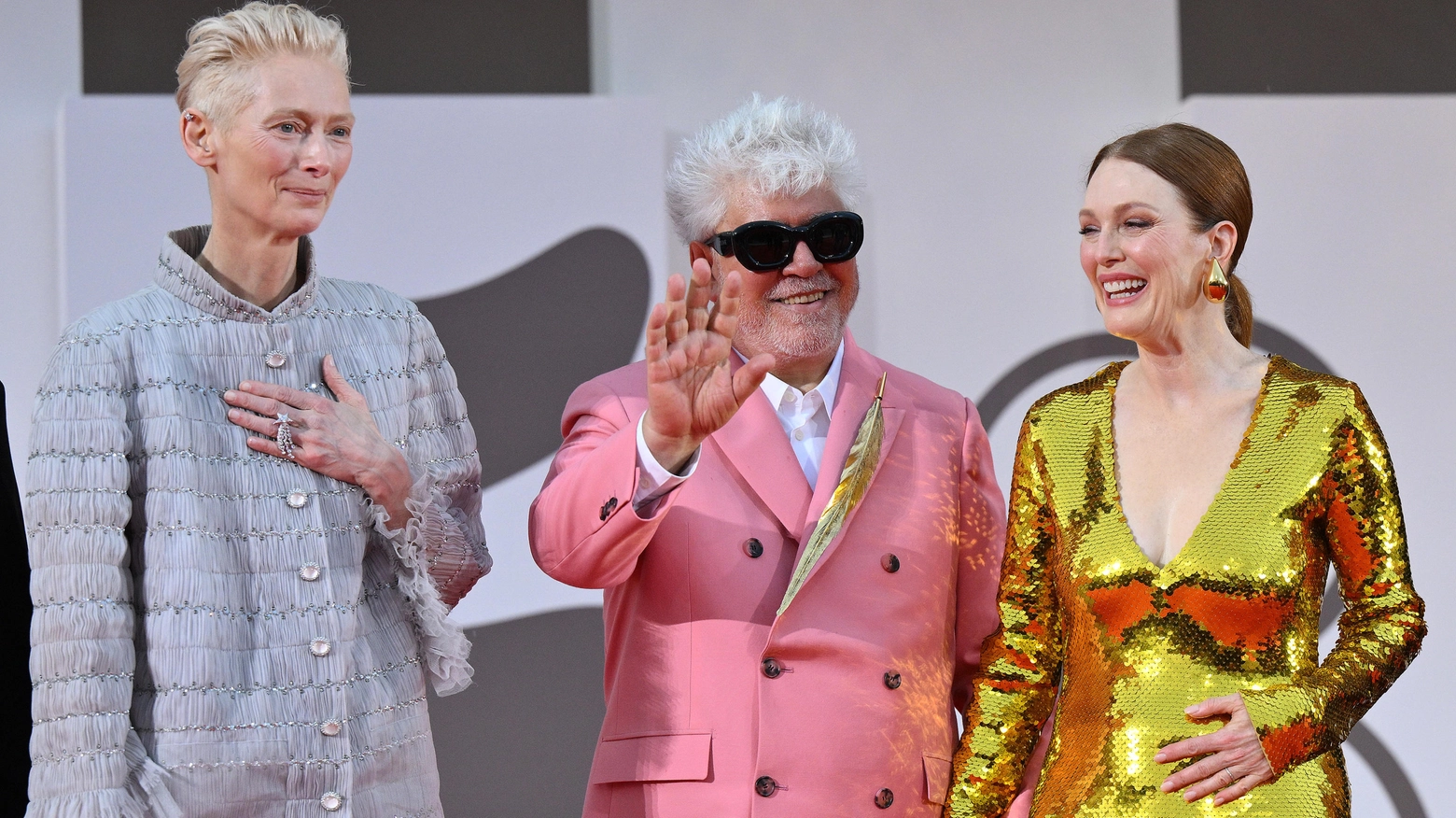 Il regista Pedro Almodovar a Venezia tra le attrici Tilda Swinton e Julianne Moore (Ansa)