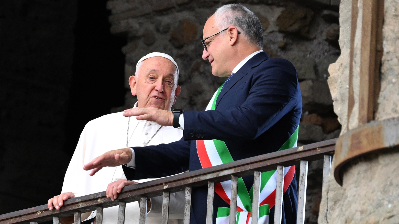Bergoglio parla col sindaco Gualtieri davanti alla bellezza dei Fori Romani