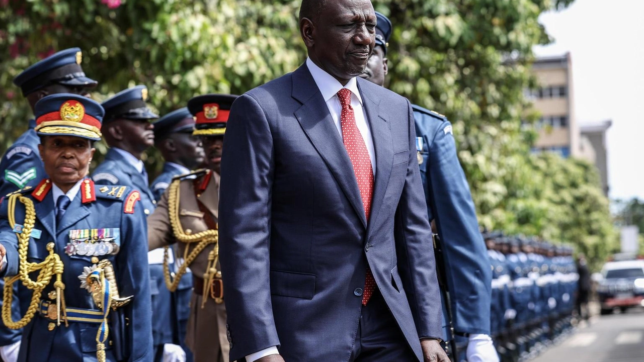 Il presidente keniota Ruto invita le forze armate nella RDC orientale a cessare le ostilità al summit della Comunità dell'Africa orientale.