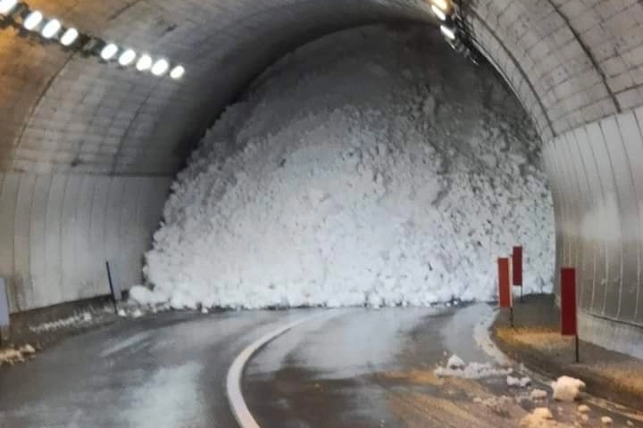 La valanga che ha ostruito l'ingresso della galleria in Valle D'Aosta (foto Centro Meteo Piemonte)