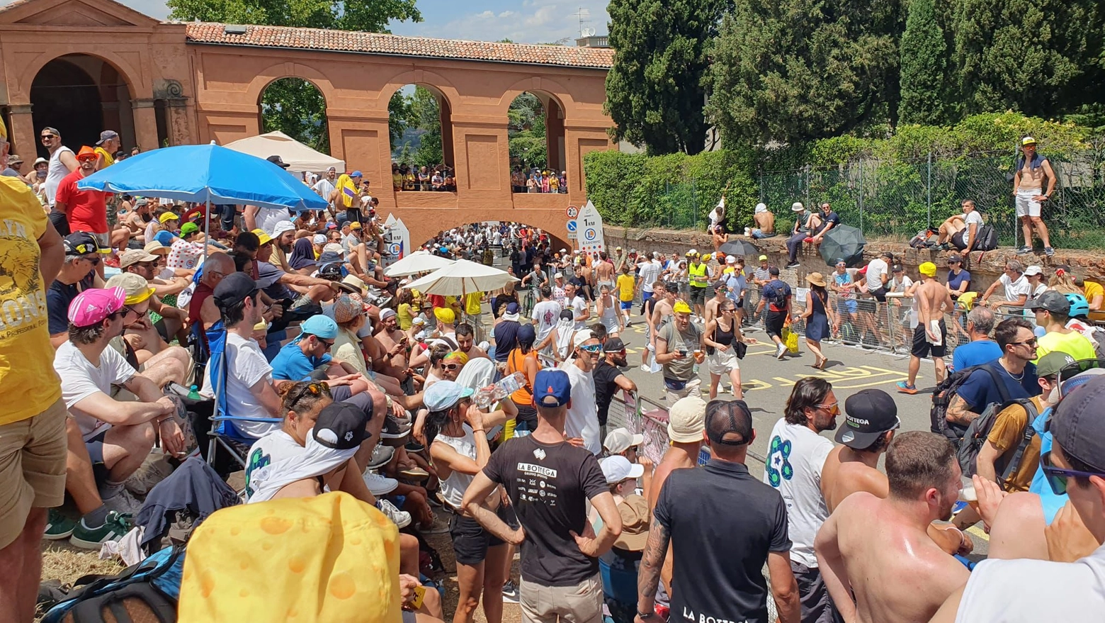 Folla alla curva delle orfanelle, lungo la salita per San Luca a Bologna