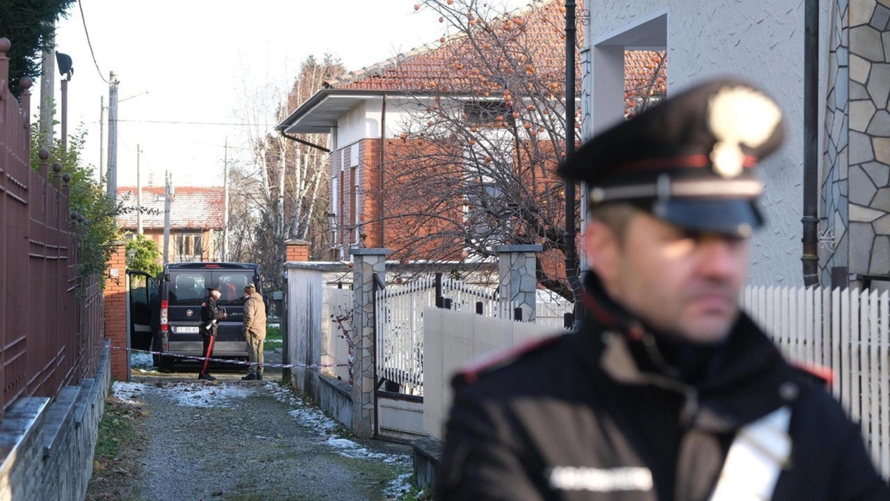 Carabinieri nei pressi dell'abitazione in cui una donna ha ucciso la figlia di dieci mesi