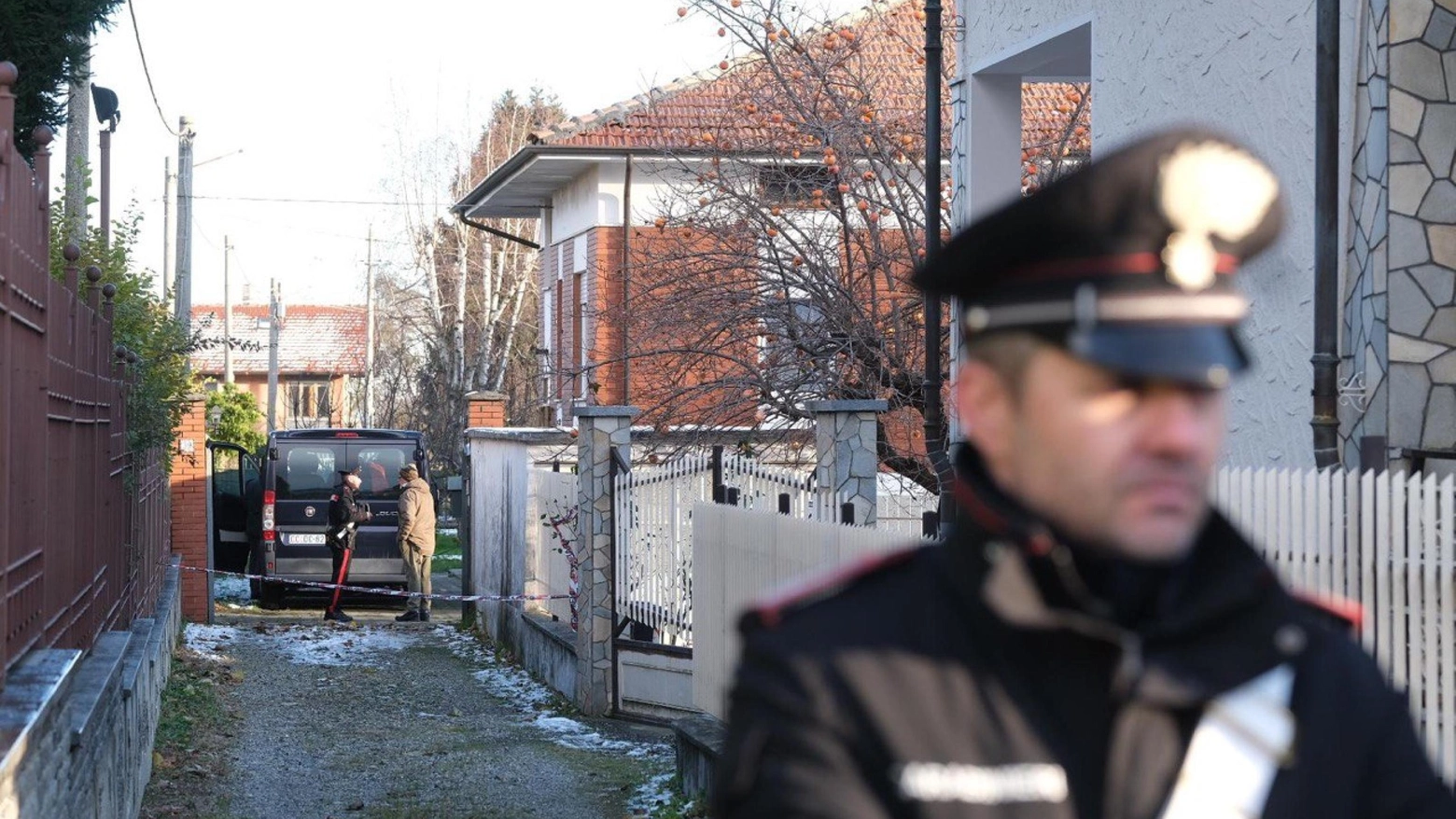 Carabinieri nei pressi dell'abitazione in cui una donna ha ucciso la figlia di dieci mesi