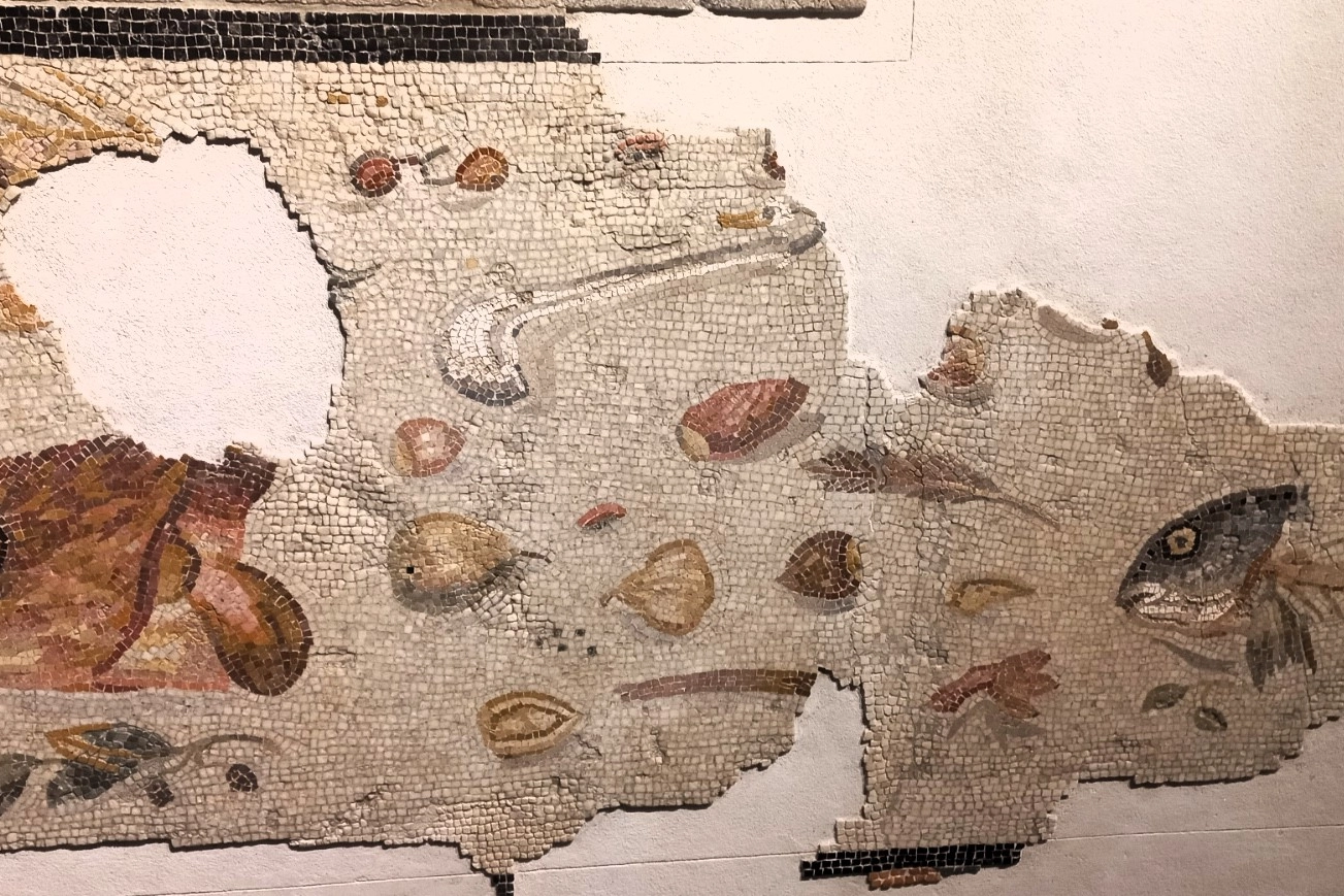 Il mosaico ad effetto trompe l'oeil con i resti di un banchetto