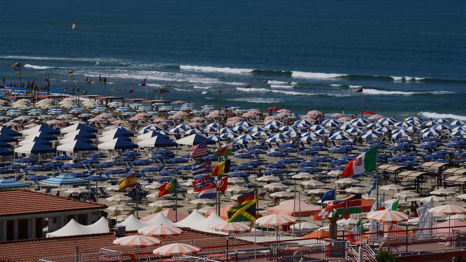 TURISMO VERSILIA AGOSTO OMBRELLONI BALNEARI SPIAGGIA