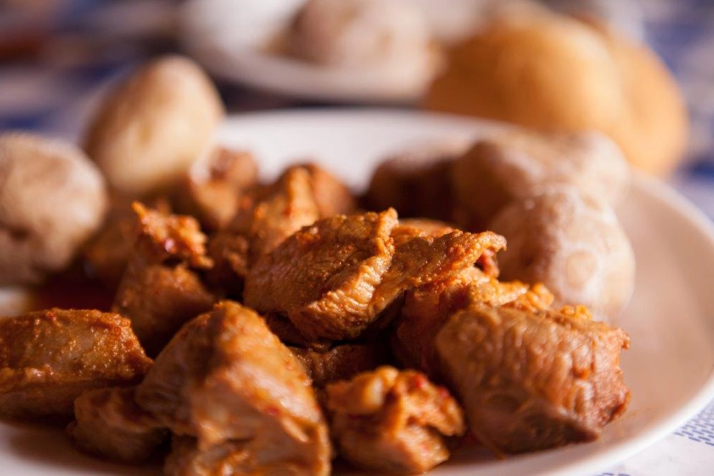 Carne de cochino con papas arrugadas