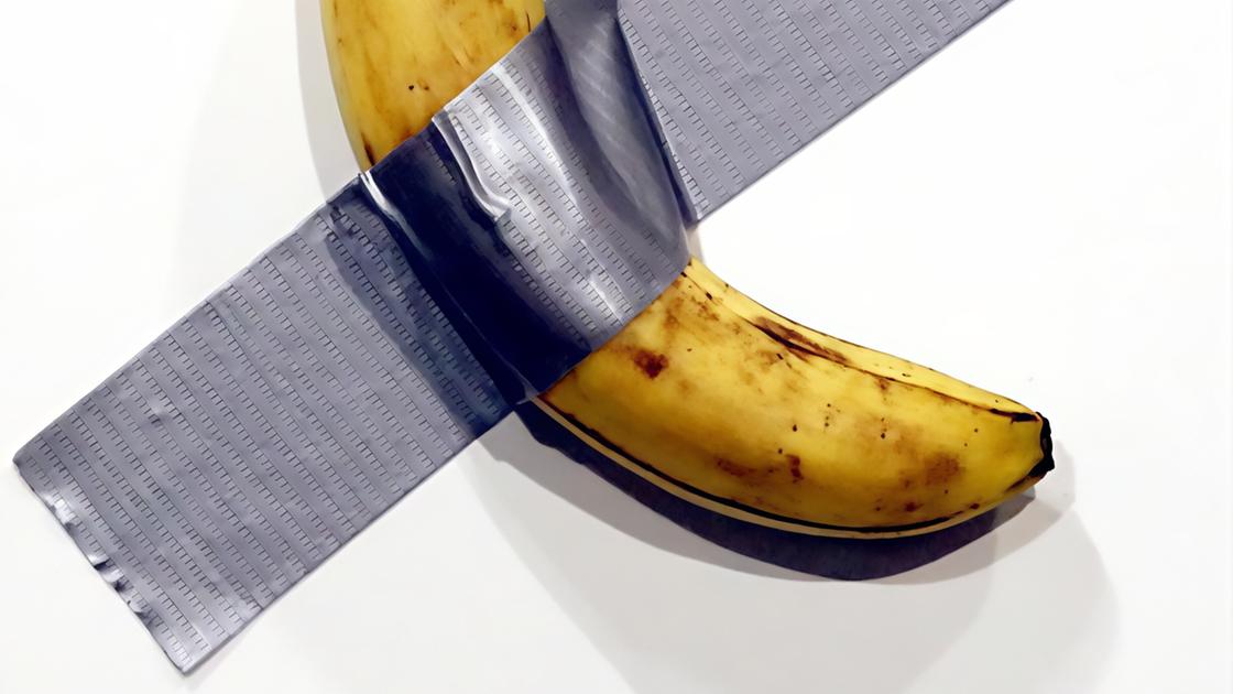 La banana di Cattelan: "L’ho pagata 6,2 milioni . E adesso me la mangio"