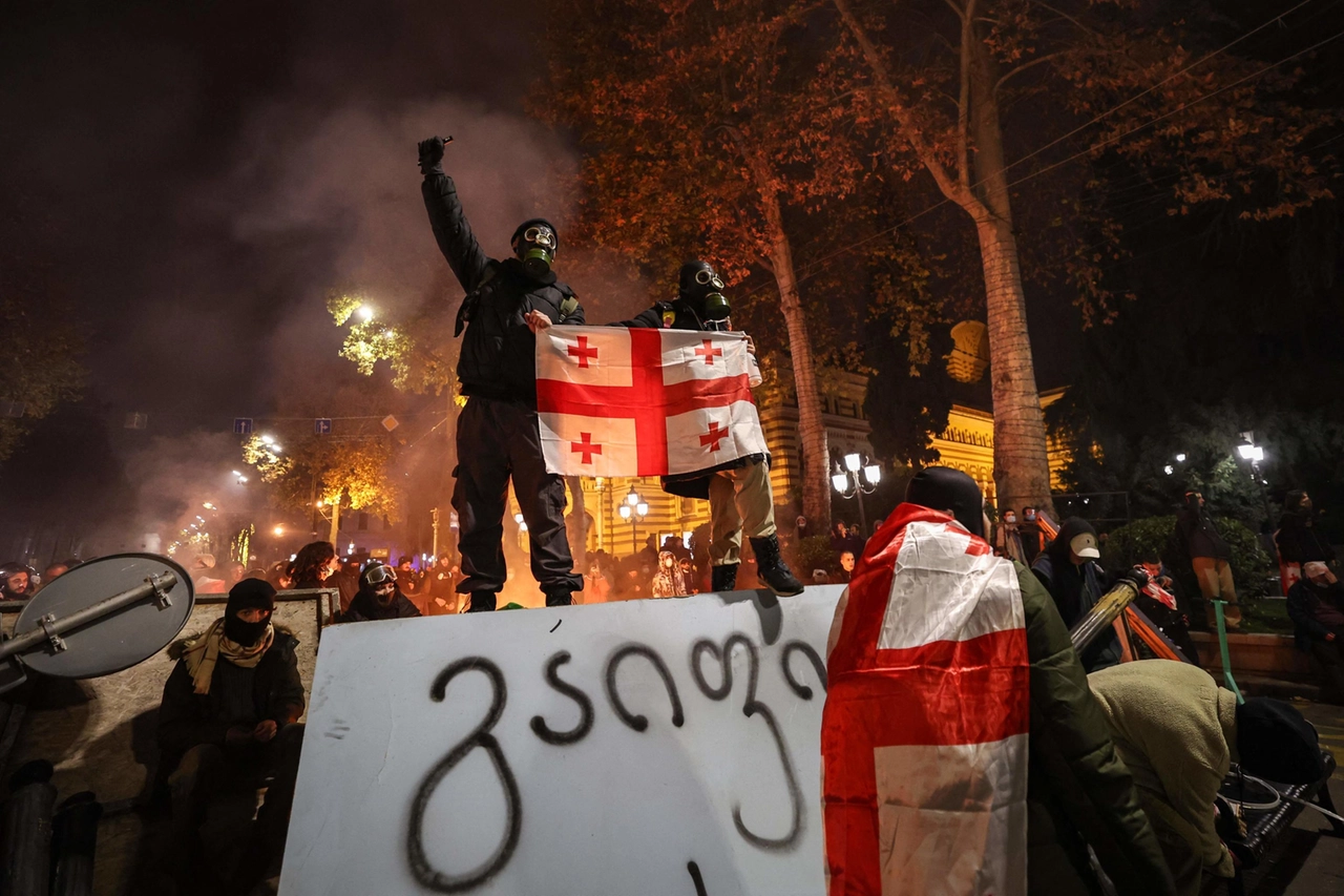 Le proteste a Tbilisi per il rinvio dei colloqui di adesione alla Ue