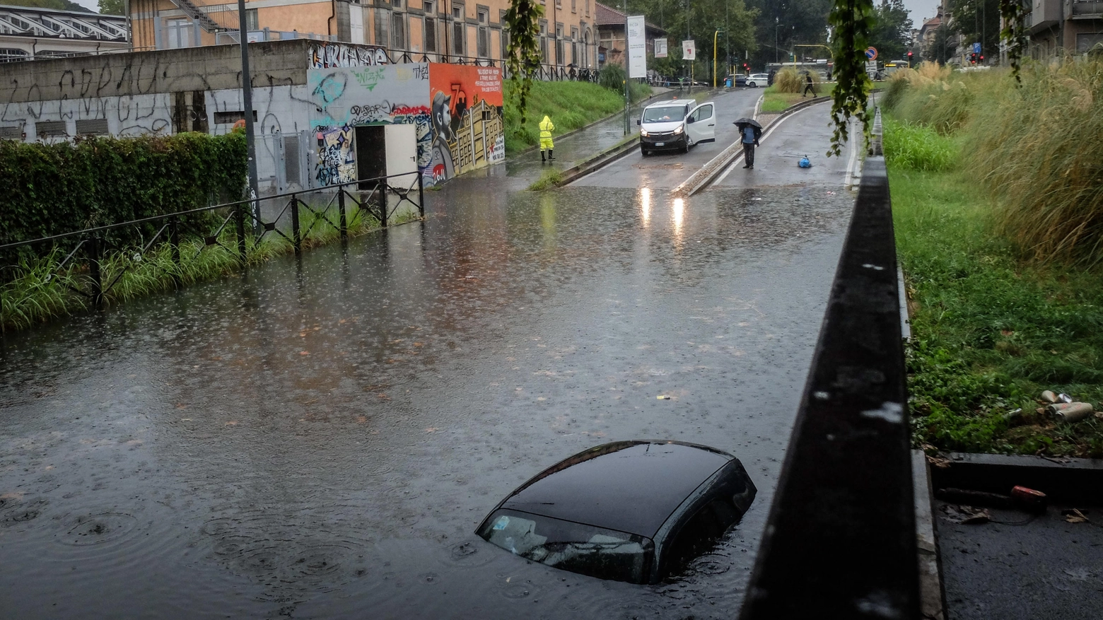 Piogge torrenziali e nubifragi colpiscono prima il Nord-Ovest e poi anche l’Est. Temperature giù di 10 gradi. Domenica un’altra perturbazione. A Milano, persone intrappolate in auto, chiuso la metro M2. Radio Popolare sospende le trasmissioni