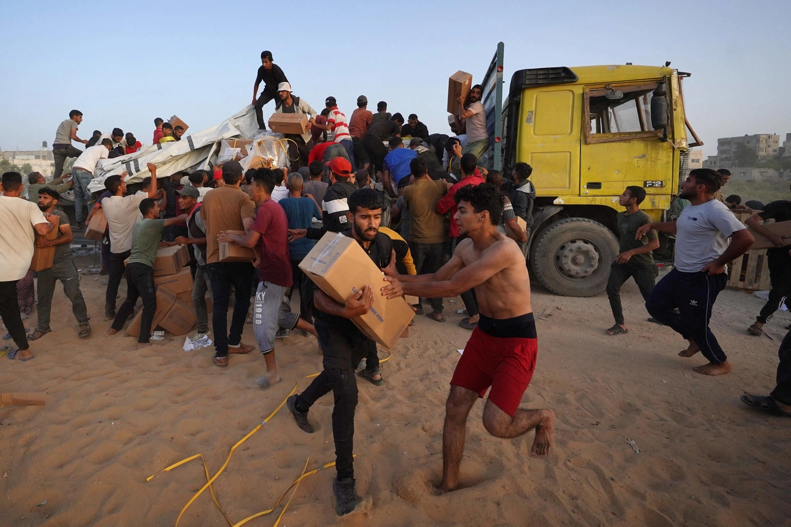 Camion con gli aiuti per Gaza arrivati al molo temporaneo assalito dai palestinesi lungo il percorso per Gaza City