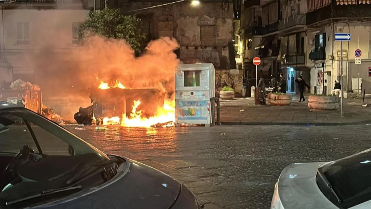 Borrelli documenta roghi e scontri a Napoli durante la tradizione del cippo, chiedendo maggiore presenza dello Stato.