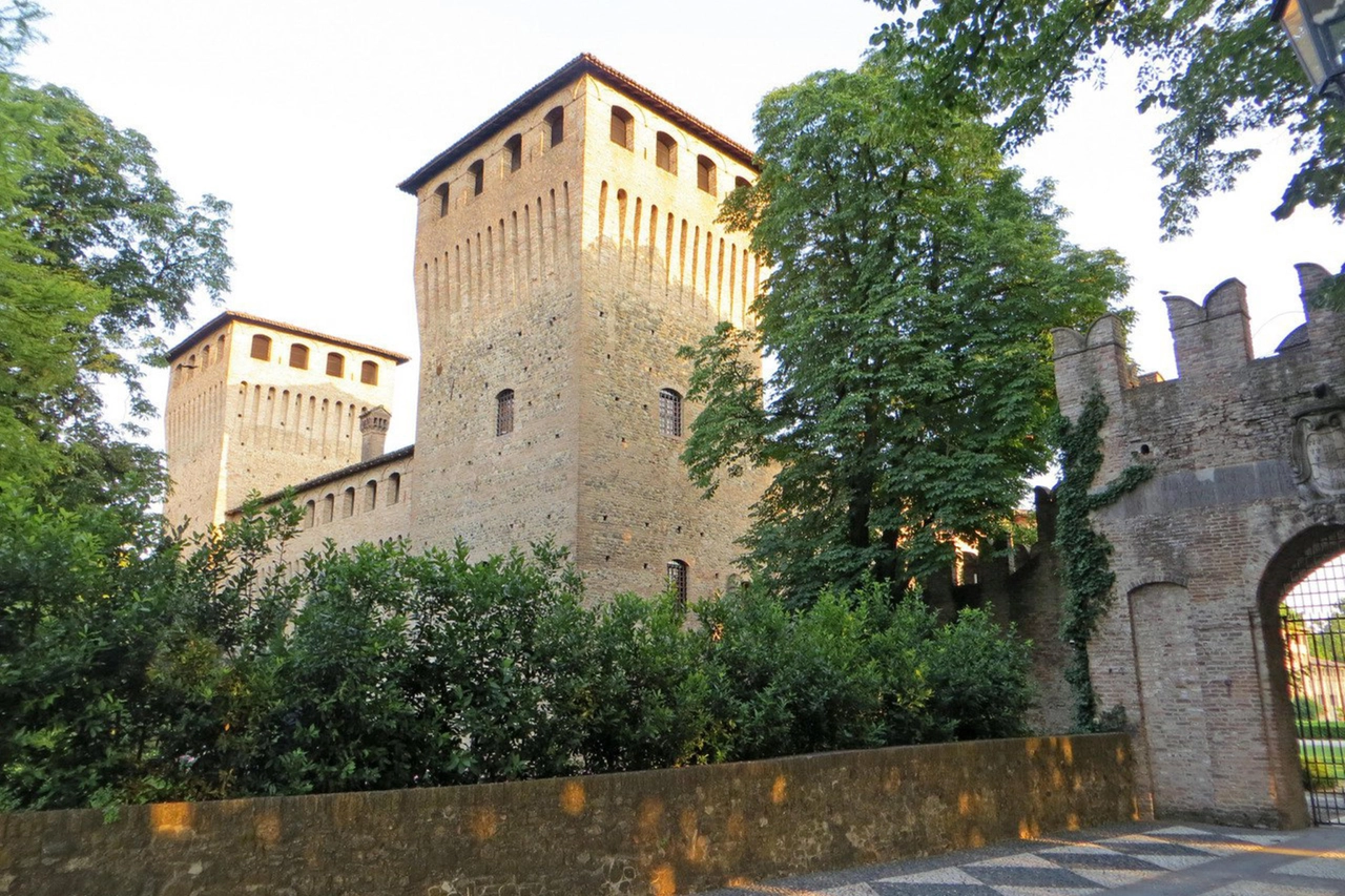 L'elicottero caduto nel Parmense è precipitato all'interno della proprietà del castello di Castelguelfo, maniero medievale che appartiene alla famiglia Rovagnati