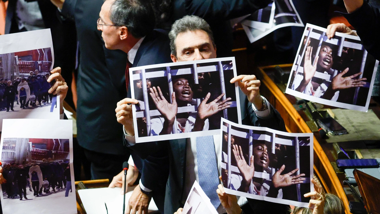 Il Partito Democratico protesta in Aula contro il rimpatrio del generale libico Najim Almasri (Ansa)