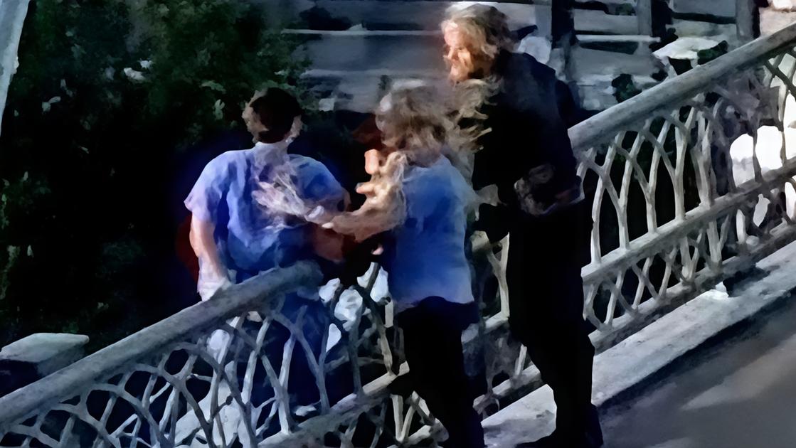 Ragazza vuole gettarsi da un ponte. Bon Jovi la salva, poi l’abbraccio