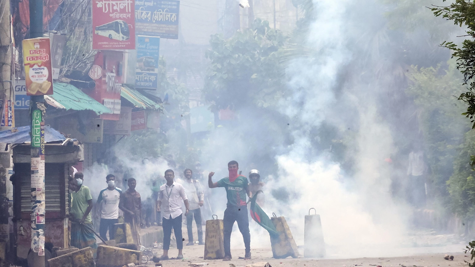Continuano le prosteste e i violenti scontri tra manifestanti e polizia in Bangladesh. Il bilancio sale a 300 vittime (Ansa)