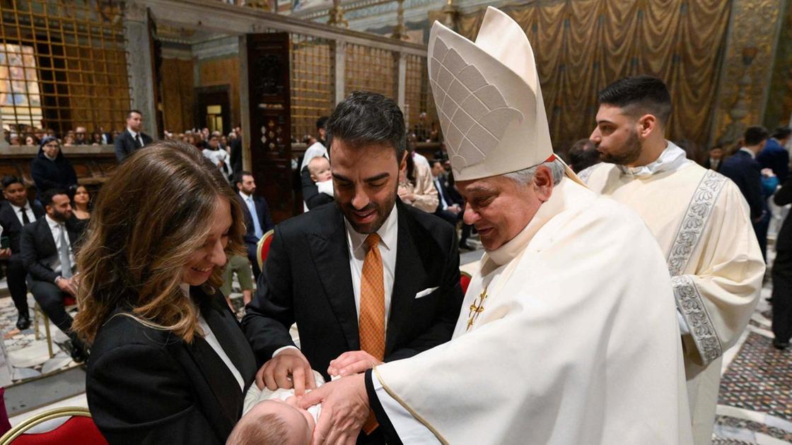 Il Papa battezza ventuno bambini nella Cappella Sistina