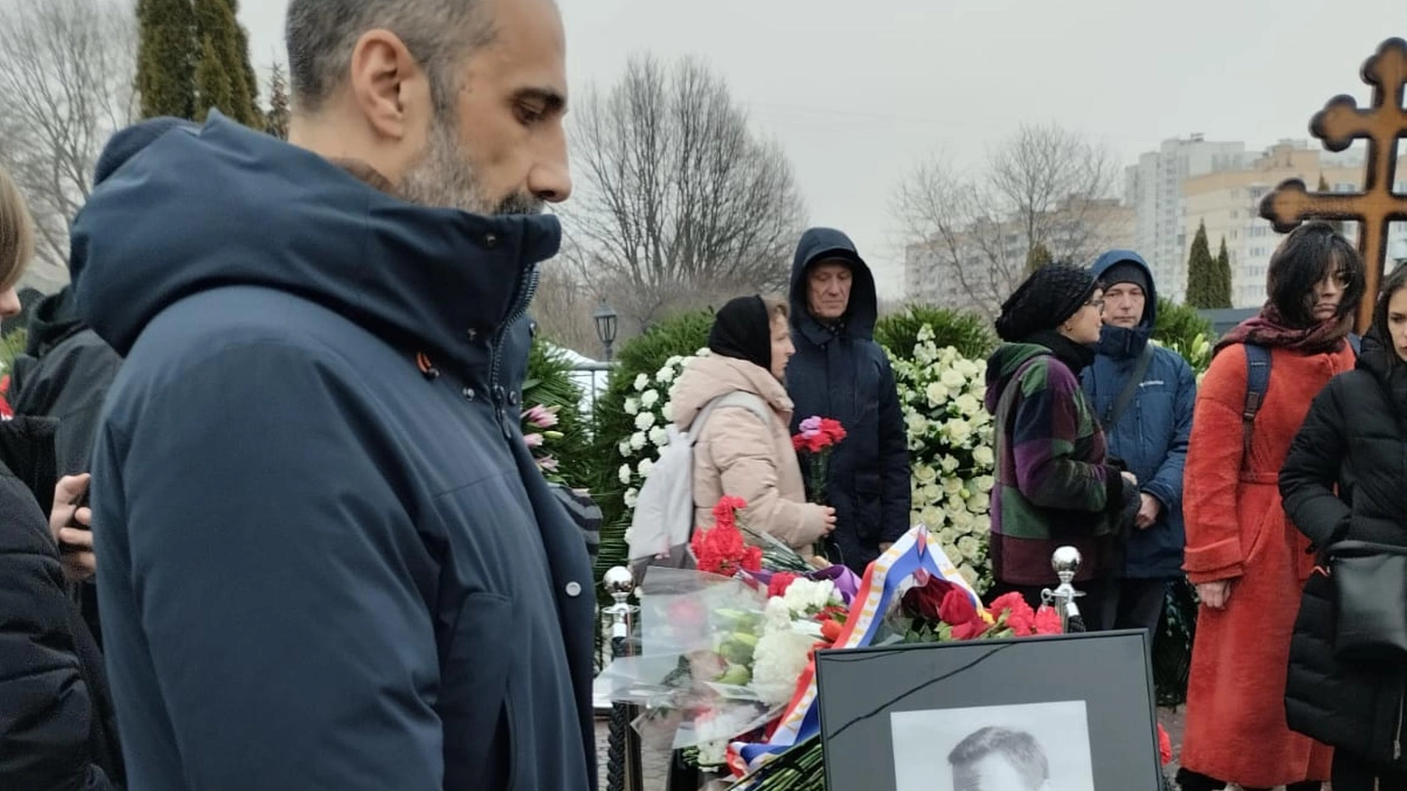 L'incaricato d'affari Pietro Sferra Carini sulla tomba di Alexei Navalny, Mosca, 1 Marzo 2024. ANSA/STRINGER