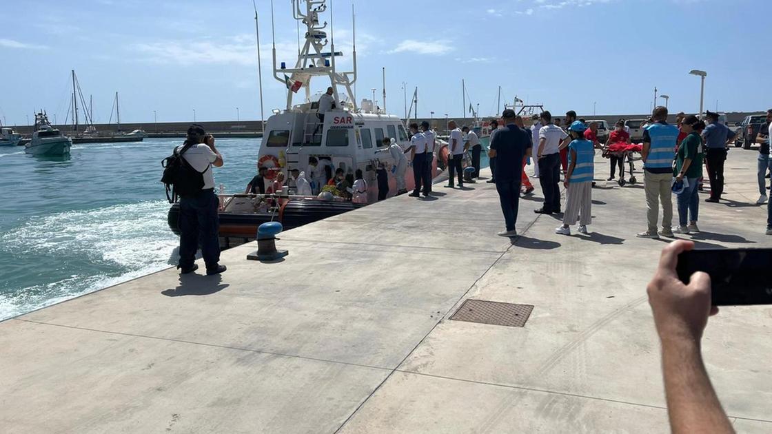 Barca migranti si capovolge al largo della Calabria, 50 dispersi