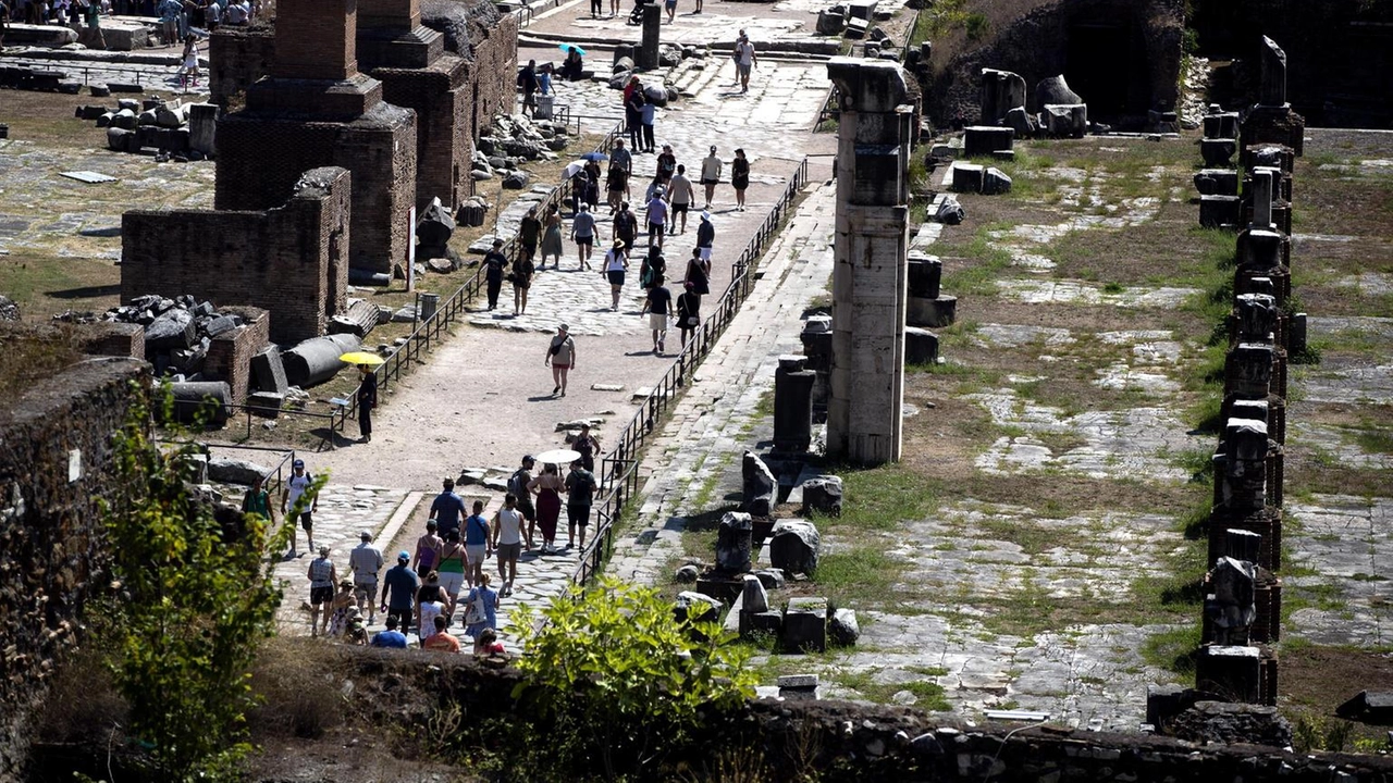 Il turismo italiano cresce grazie all'apporto dei turisti stranieri, con un aumento del 2,5% delle presenze nel 2024.