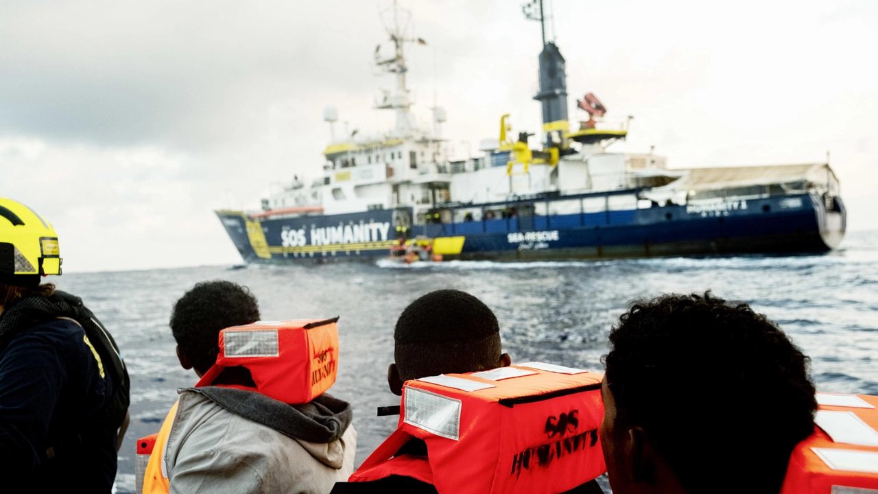 Una nave di una Ong in soccorso ai migranti nel mediterraneo