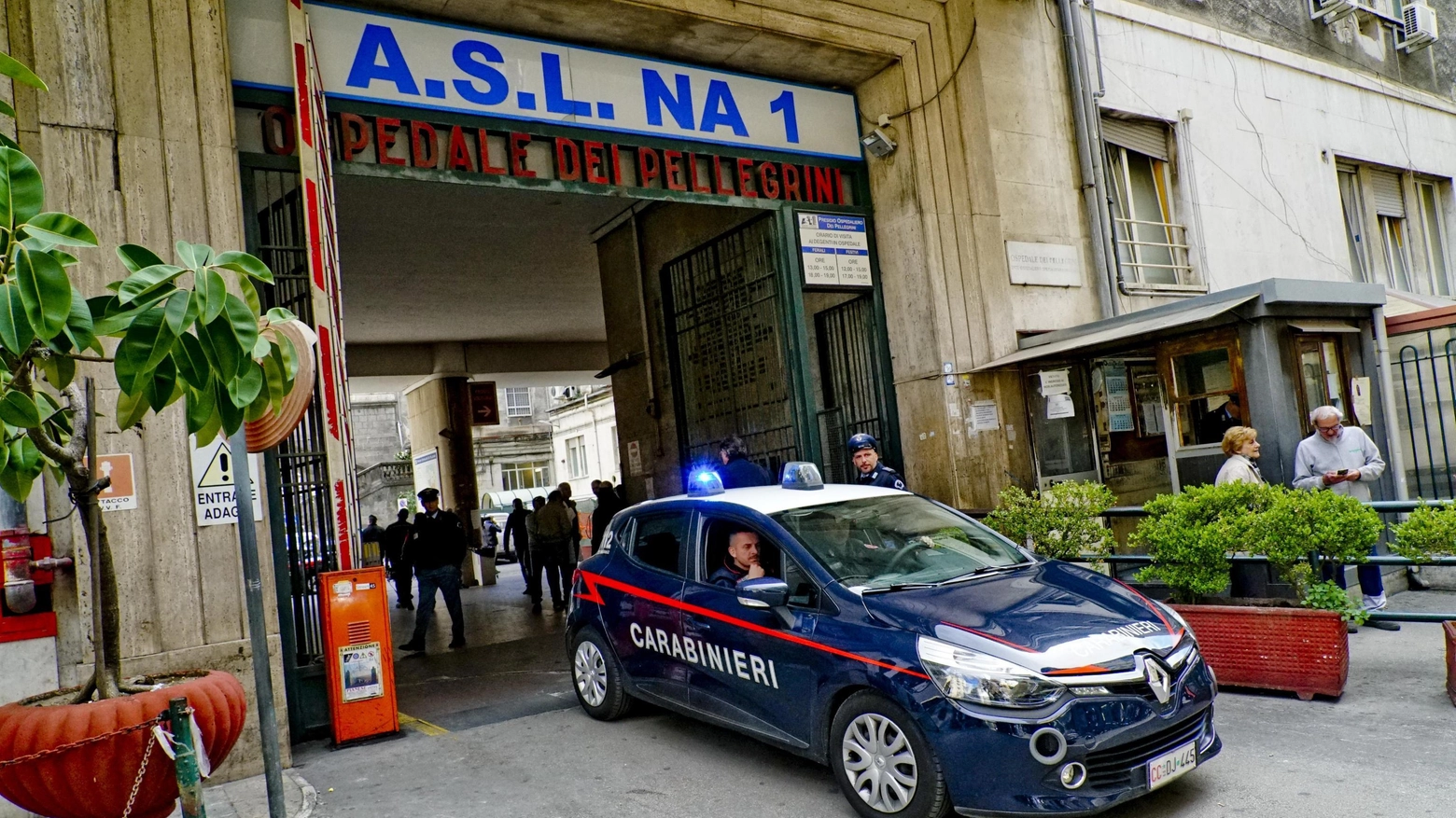 L'ospedale Vecchio Pellegrini di Napoli dove sono state ricoverate le persone intossicate (Ansa)