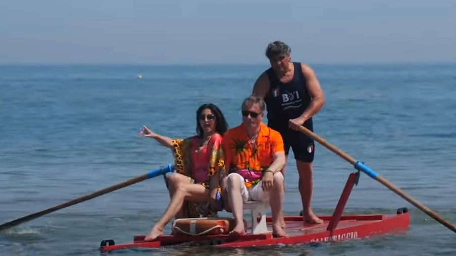 Giorgio Manetti e Giusy Mercury nel videoclip di 'Rotola l'estate'