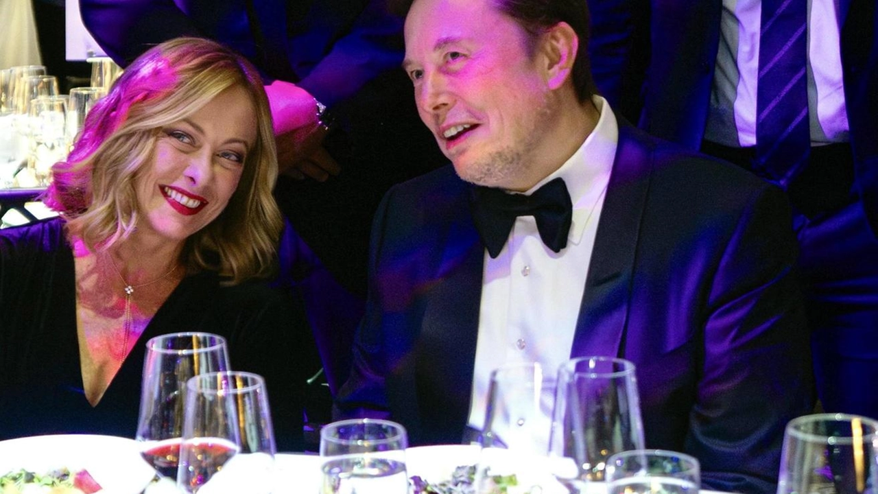 L’imprenditore sponsor di Trump, Elon Musk, 53 anni, con la premier italiana Giorgia Meloni, classe 1977