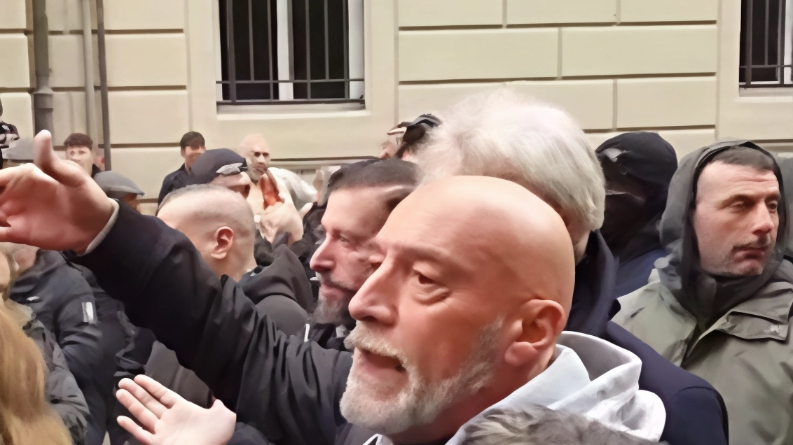 Giallo sul video di CasaPound: attivisti chiedono alla polizia di "far abbassare gli scudi". Accuse di ordini da estrema destra smentite. CasaPound: solo moderazione. Leader Ferrara: "Mi dichiaro fascista".