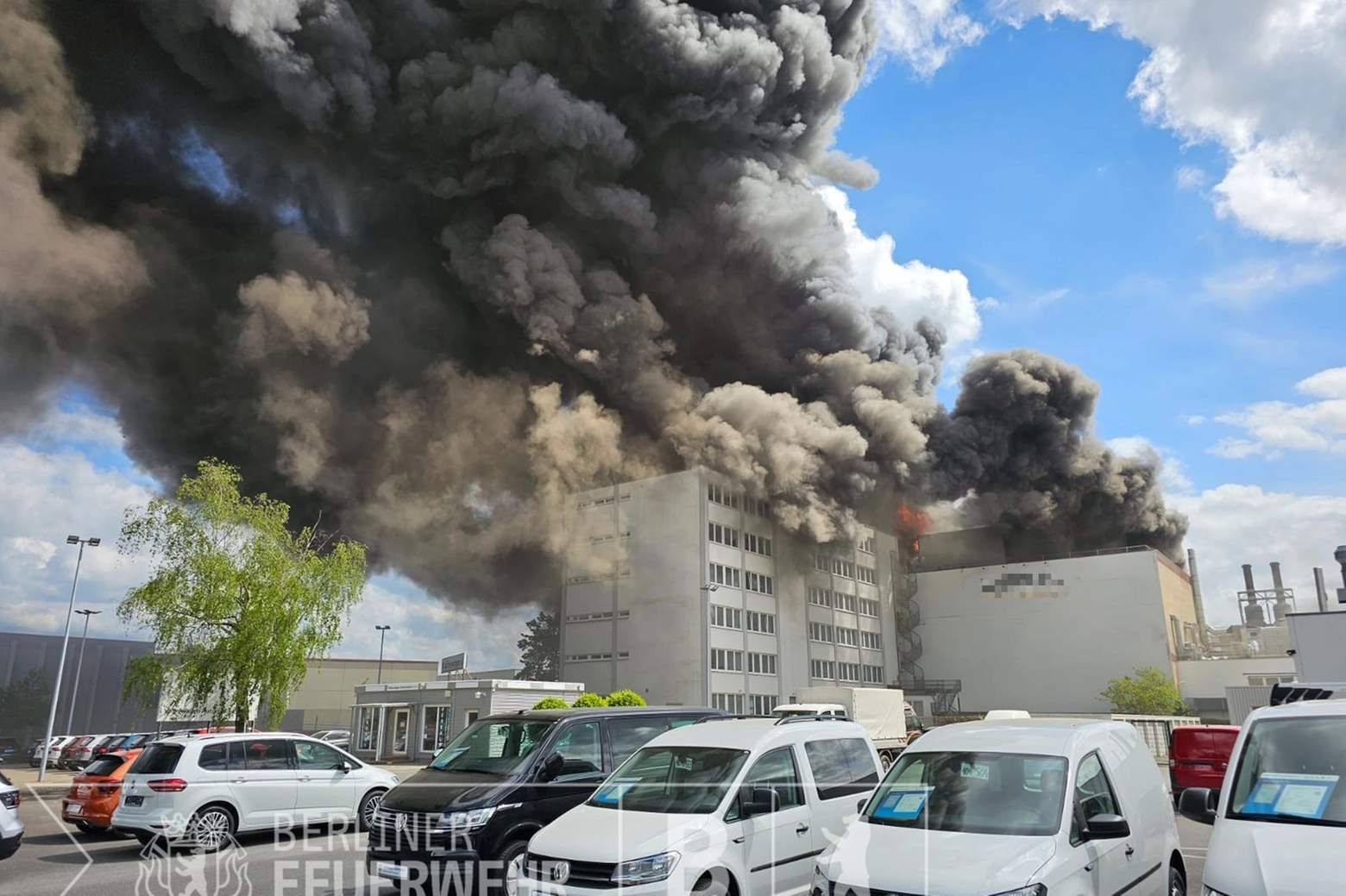 Incendio alla fabbrica di metalli di Berlino, foto dei vigli del fuoco locali