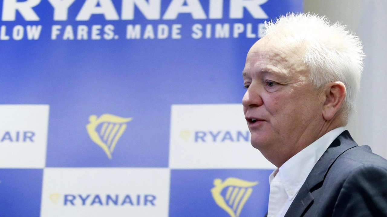 Il CEO di Ryanair, Eddie Wilson, sottolinea le difficoltà di Ita con gli aeroporti di Roma e la strategia di crescita limitata.