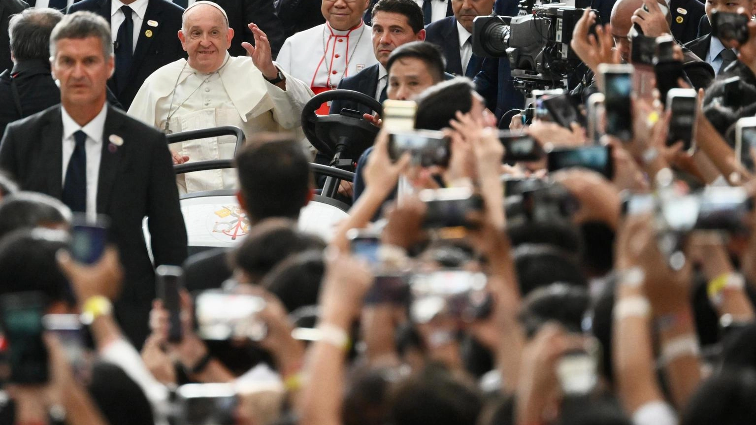 Papa visita anziani e malati poi incontro interreligioso giovani