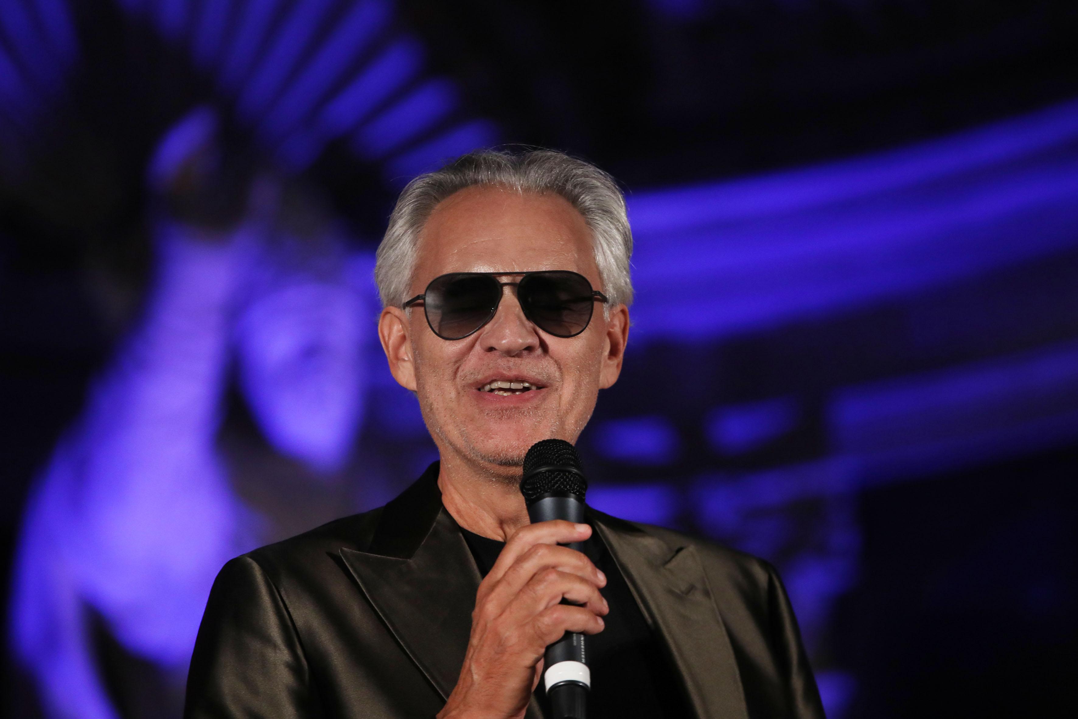 Bocelli, 30 anni in vetta. Il film e l’album di duetti: “L’AI non mi fa paura”