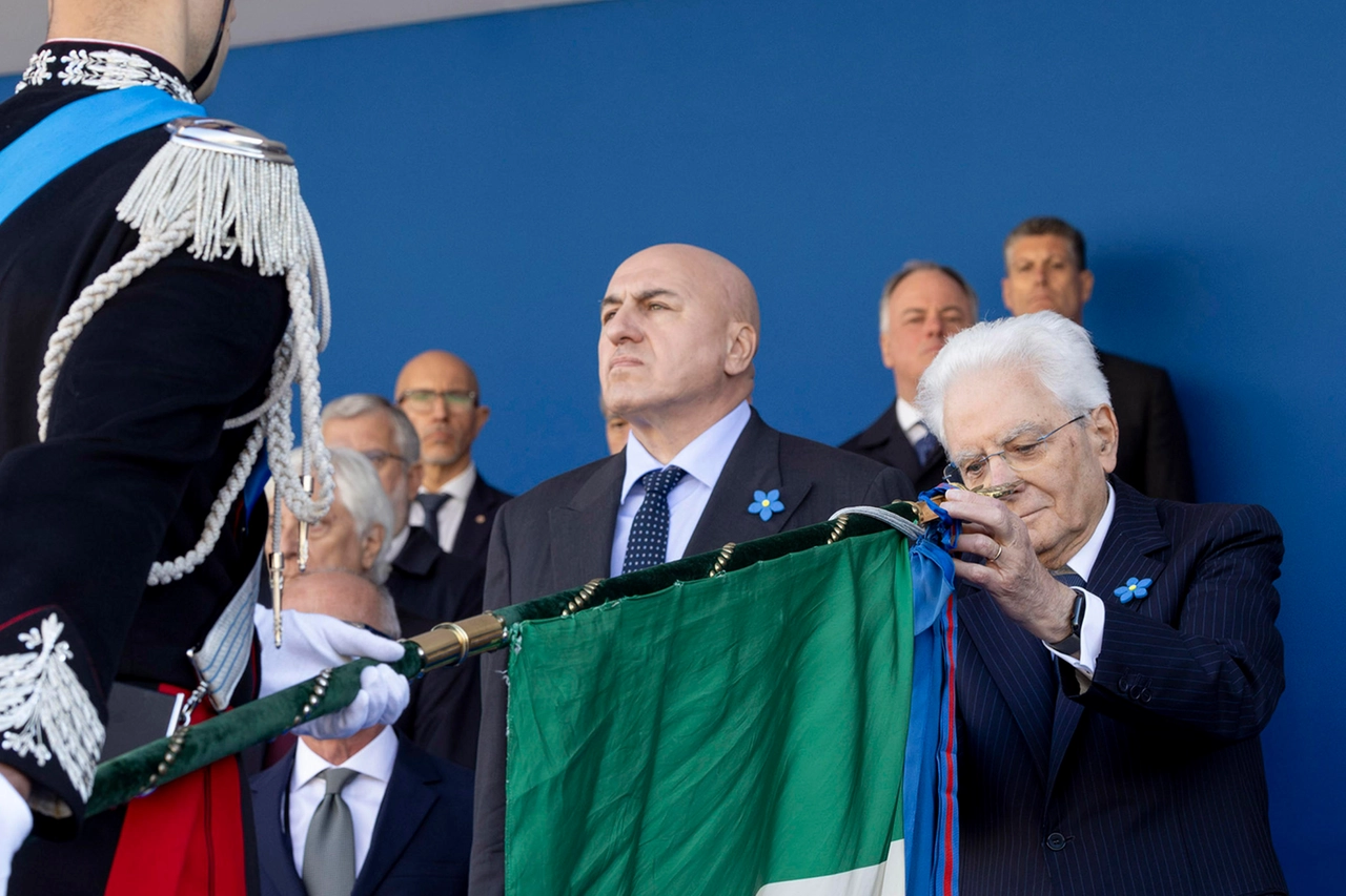 Il ministro della Difesa Guido Crosetto con il presidente della Repubblica, Sergio Mattarella