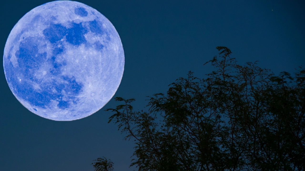 La superluna blu si ammira in cielo nella notte del 19 agosto 2024