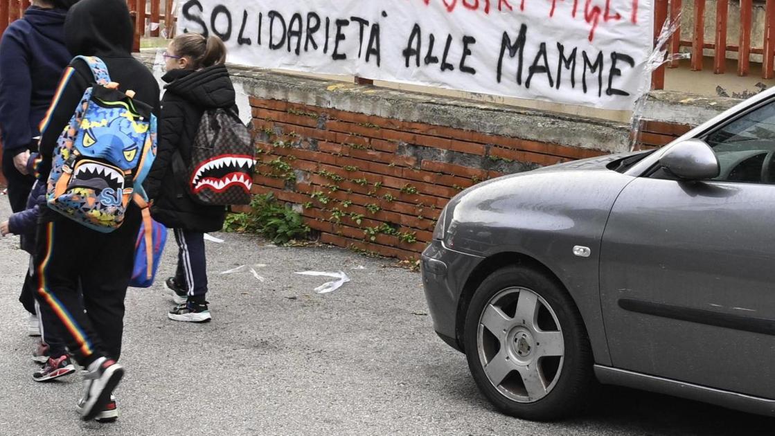 "Abusi sessuali sugli alunni". In cella la prof pestata dalle madri