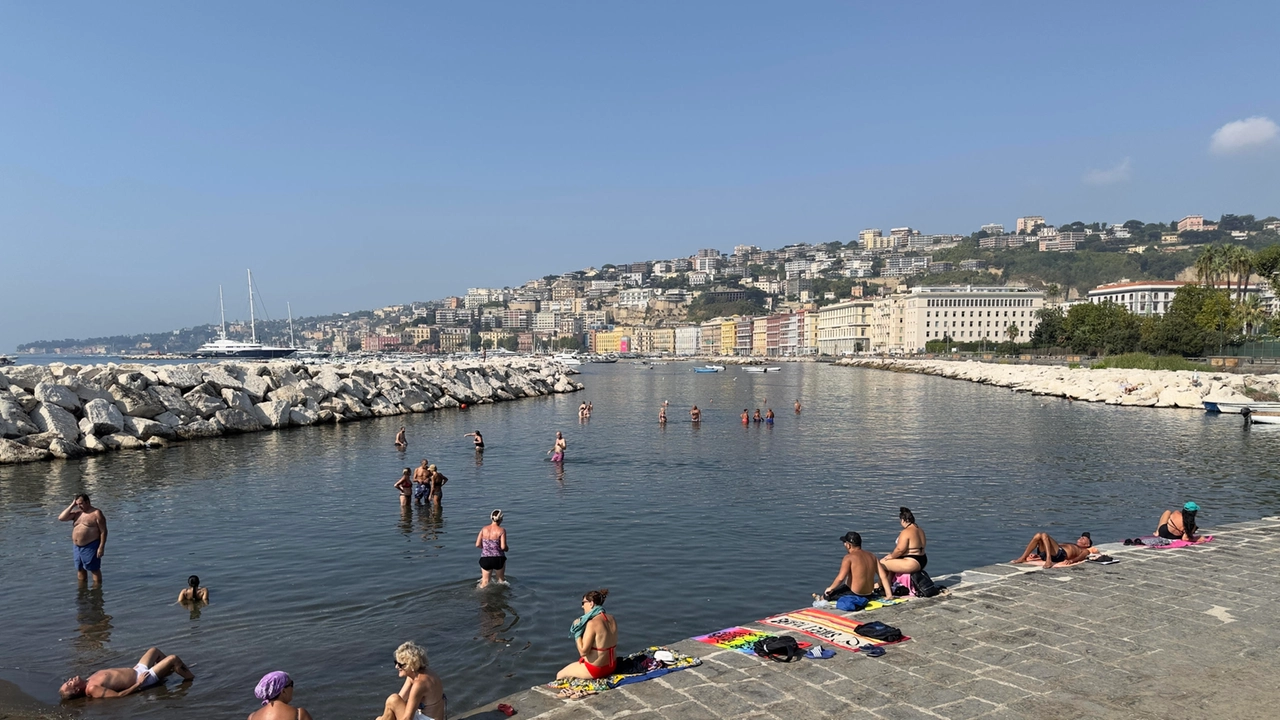 Divieto di balneazione sul lungomare di Napoli. 