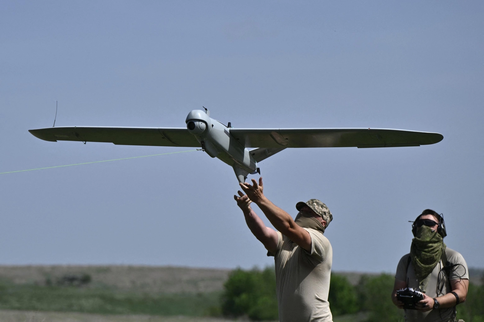Militari della 22esima Brigata ucraina lanciano un drone Leleka vicino a Chasiv Yar