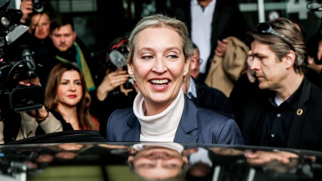 La leader di Afd, Alice Weidel, celebra il riconoscimento di Elon Musk e sostiene la necessità di superare il cordone sanitario.