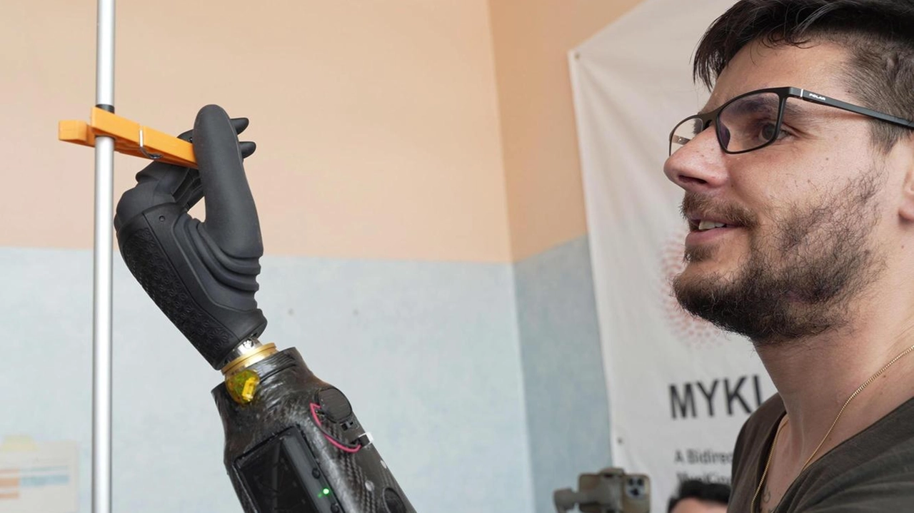 Una mano robotica a controllo magnetico supera le aspettative: un italiano di 34 anni sperimenta con successo il dispositivo, ripristinando sensazioni e emozioni. Lo studio, condotto dall'Istituto di BioRobotica della Scuola Superiore Sant'Anna di Pisa, rappresenta un importante passo avanti nel campo delle protesi.