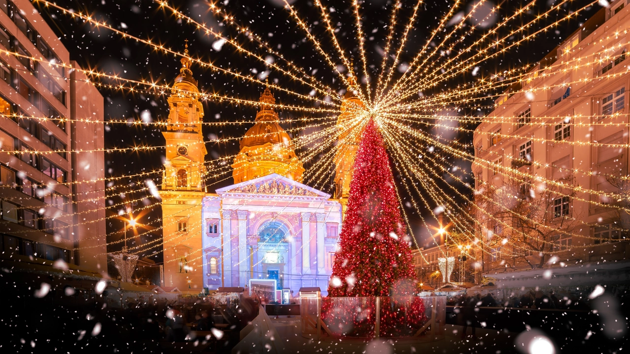 Mercatino di Natale presso la basilica di Santo Stefano a Budapest, in Ungheria