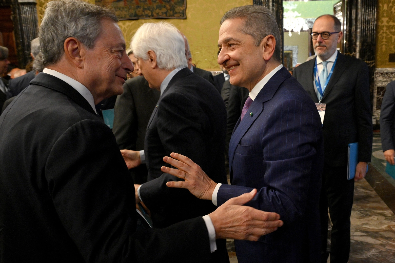 Il governatore della Banca d'Italia, Fabio Panetta (D), con Mario Draghi al termine della presentazione della Relazione annuale della Banca d'Italia a Palazzo Koch (Ansa)