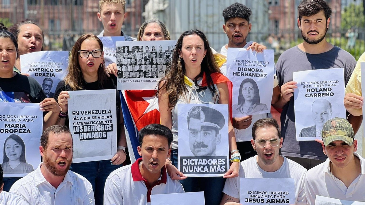 Protesta a Plaza de Mayo per il rilascio di 2.000 prigionieri politici in Venezuela e la fine del terrorismo di stato.