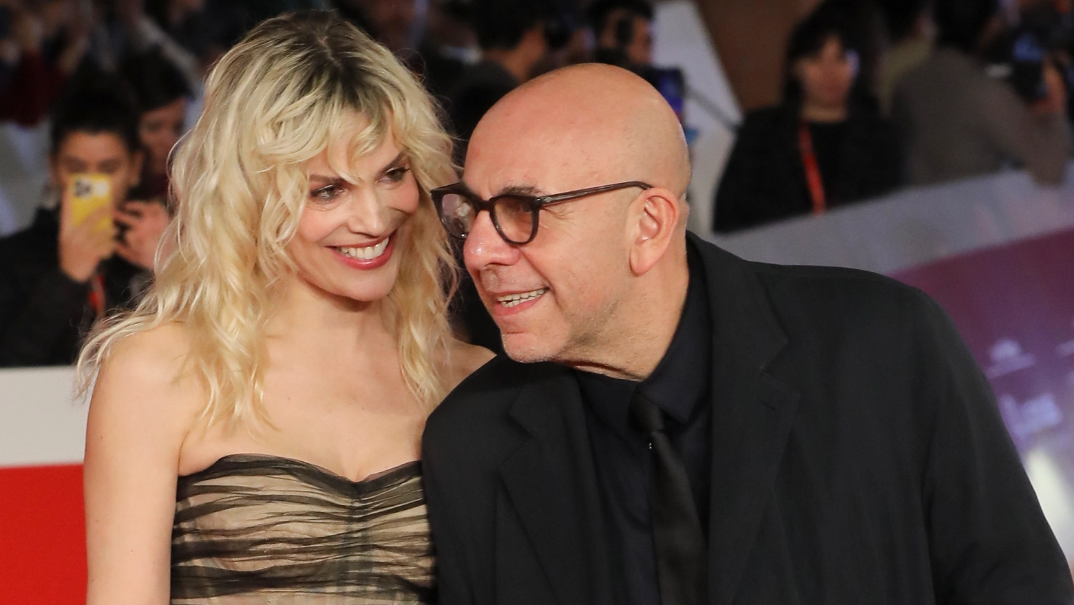 Micaela Ramazzotti e Paolo Virzì sorridenti sul red carpet della Festa del cinema di Roma 2022 (Fotogramma)