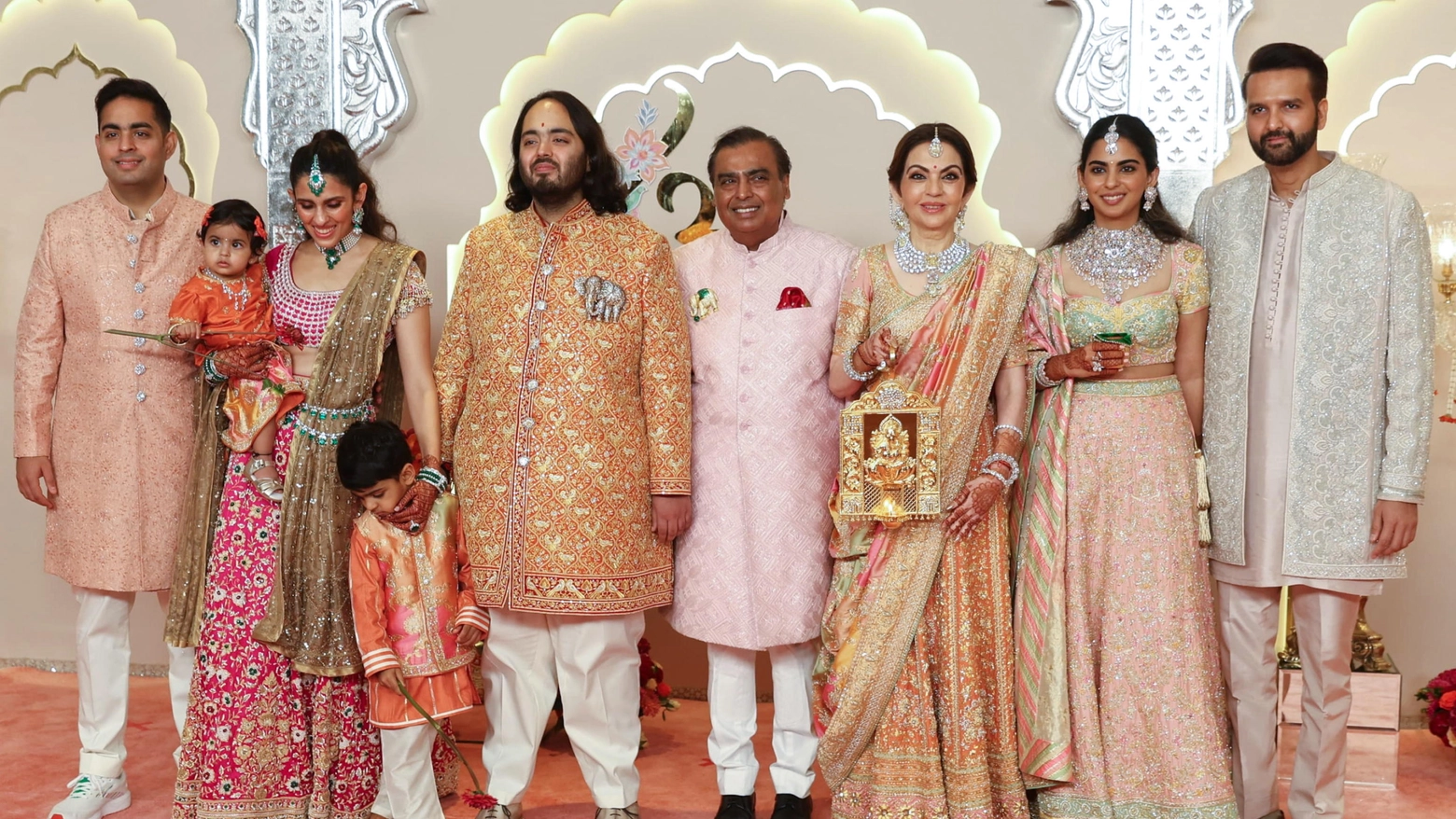 Antan Ambani, figlio del magnate Mukesh Ambani, convola a nozze con l’ereditiera Radhika Merchant. Dopo mesi di party e celebrazioni ora tre giorni di riti a Mumbai