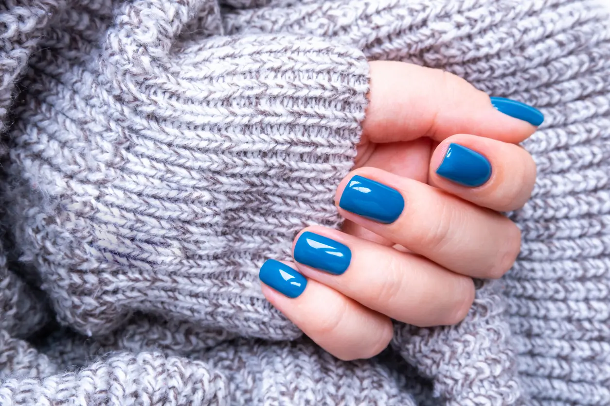 Unghie blu, il significato della Blue Nail Theory che impazza su TikTok