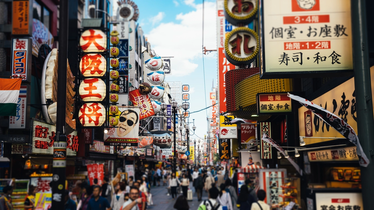 Una strada del quartiere Namba ad Osaka, Giappone