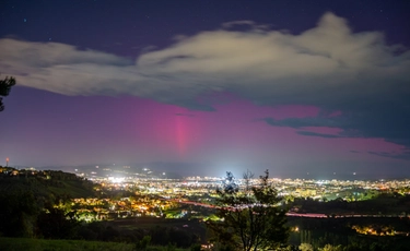 Danza di colori nel cielo marchigiano: la magia dell'aurora boreale